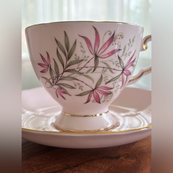 Beautiful Tuscan Blush Lily Teacup and saucer - Picture 2 of 3